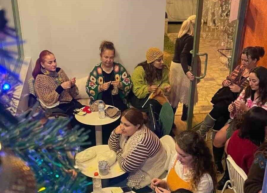 Bursa'daki Reglan Kafe, "Örgünü Giy Gel" yarışmasıyla örgü sanatını kutladı.