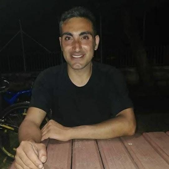 Bursa’da Kamyonet, Elektrikli Scootera Çarparak Sürücüsünü Hayatından Etti Bursa'nın Yıldırım ilçesinde, Ercan Çeziker'in kullandığı kamyonet, Serdar Zencirkıran'ın elektrikli