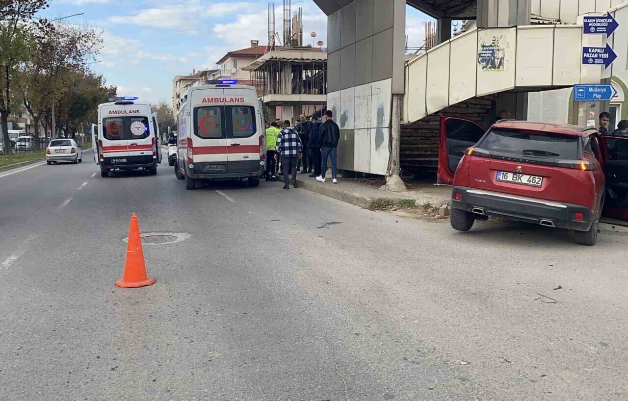 Bursa'nın Mudanya ilçesinde iki cipin çarpması sonucu 5 kişi yaralandı;