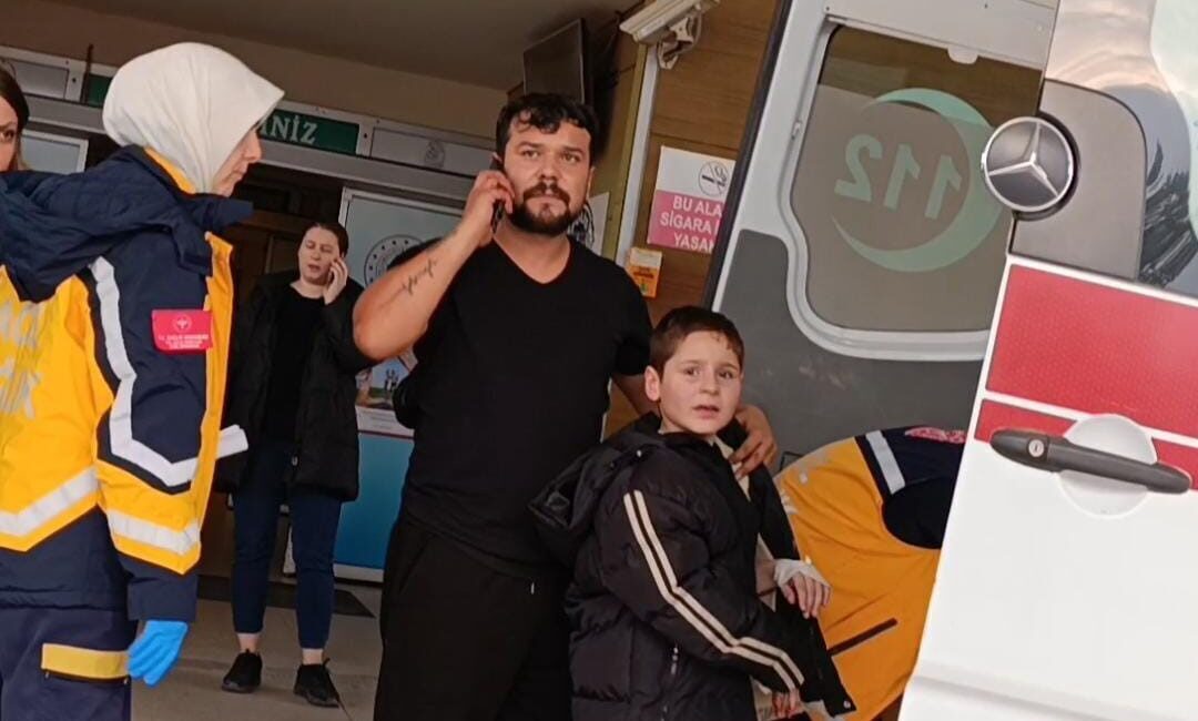 Bursa'nın İnegöl ilçesinde 7 yaşındaki Sadık K., bahçede nacakla oynarken