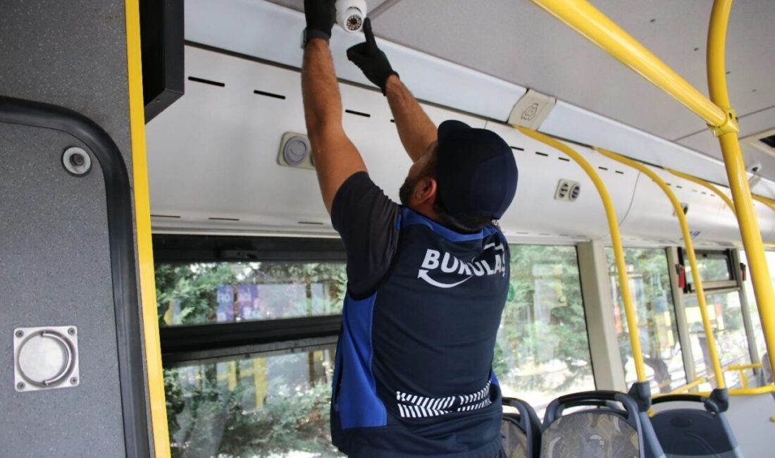 Bursa’da toplu taşıma araçlarına yeni kapı kameraları eklenerek güvenlik artırıldı Bursa Büyükşehir Belediyesi'ne bağlı BURULAŞ, otobüs filolarında güvenliği artırmak amacıyla