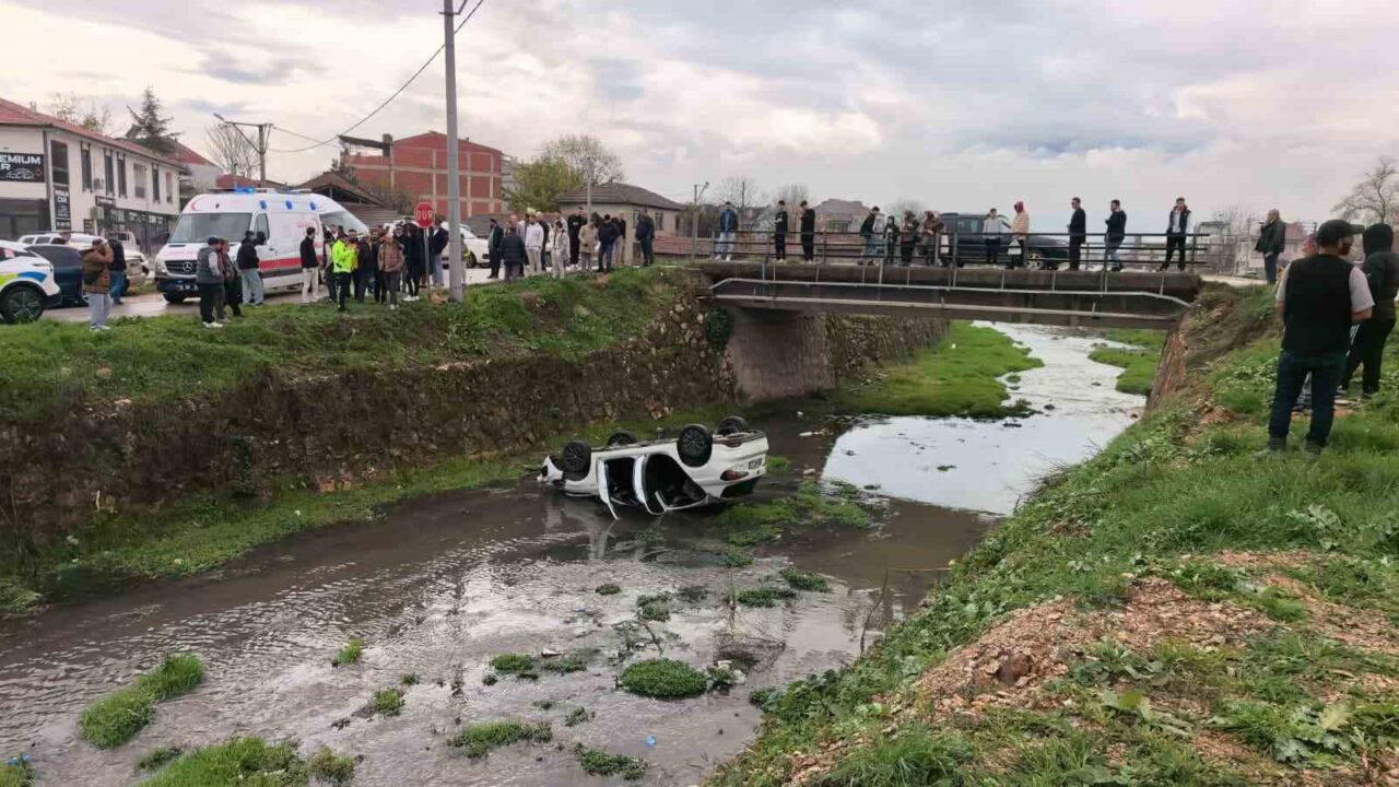 İnegöl’de Kontrolden Çıkan Araç Dere Yatağına Uçarak Takla Attı, 3 Yaralı Var