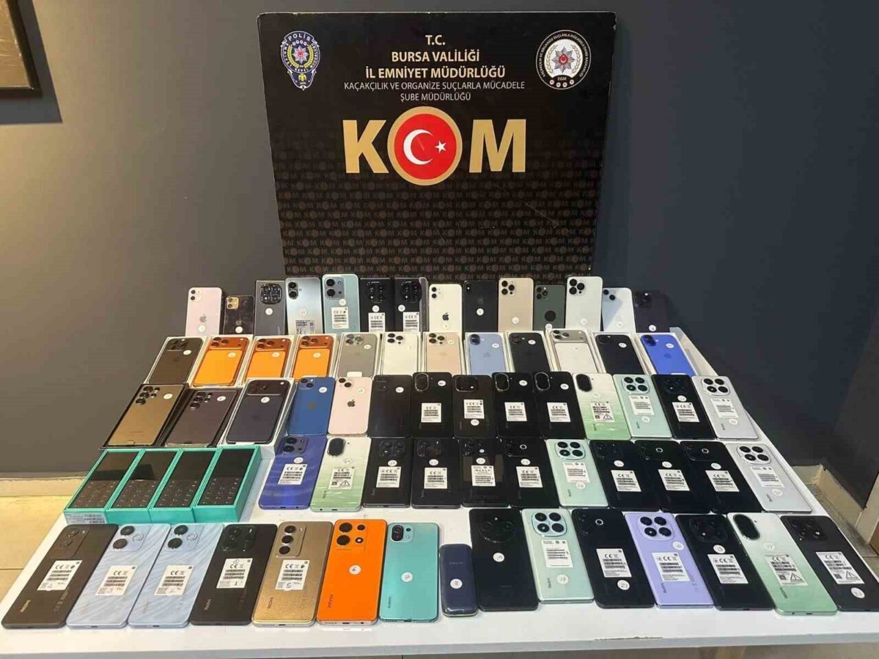 Bursa’da Gümrük Kaçağı 70 Cep Telefonu ve 235 USB Kablo Ele Geçirildi, Üç Şüpheli Hakkında Soruşturma Başlatıldı