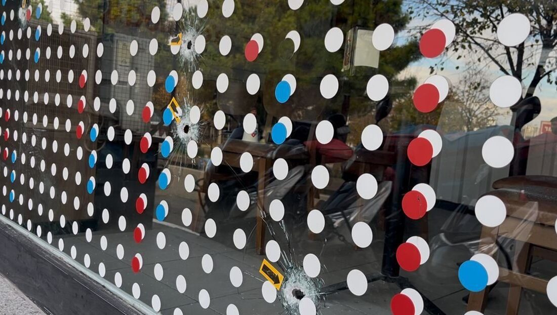 Bursa’da Pizzacıya Motosikletli Şahıs Tarafından Saldırı Gerçekleşti, Olayda Yaralanan Yok Bursa'nın Nilüfer ilçesinde motosikletli bir kişi, bir pizzacıya silahlı saldırıda