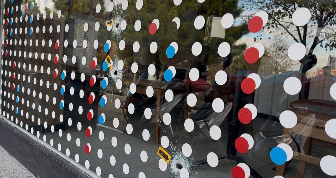 Bursa'nın Nilüfer ilçesinde motosikletli bir kişi, bir pizzacıya silahlı saldırıda