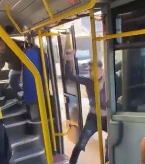 Bursa'nın Nilüfer ilçesinde otobüste meydana gelen alacak-verecek tartışması, kavgaya dönüşünce