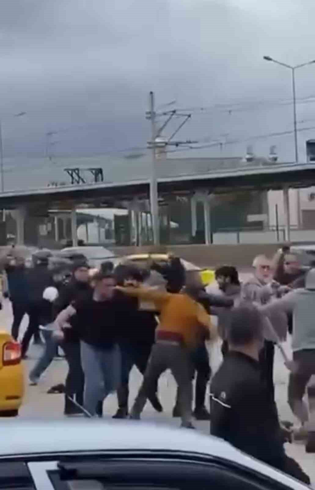 Bursa'nın Osmangazi ilçesinde husumetli iki grup, cadde üzerinde karşılaştıktan sonra