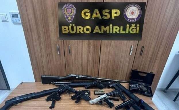Bursa'da gerçekleştirilen eş zamanlı operasyonlarda, 5 ruhsatsız tabanca ve 4