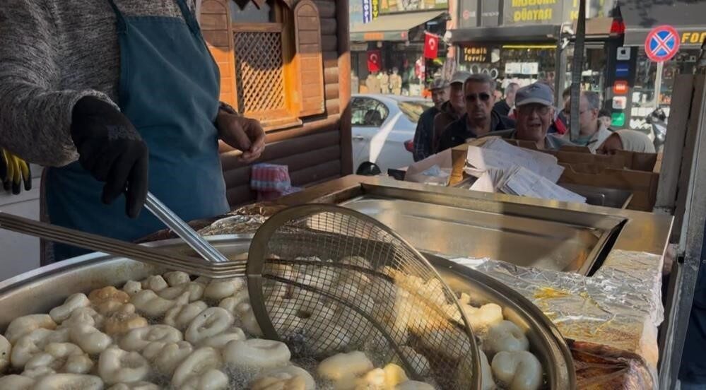Bursa'da Taksiciler Grubu, şehitler anısına düzenledikleri hayır etkinliğiyle vatandaşlara lokma