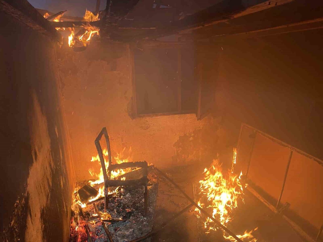 Mudanya’daki Terkedilmiş Evde Çıkan Yangın, Bağımlıların Isınma Çabasıyla Başladı Mudanya'nın Güzelyalı Burgaz Mahallesi'ndeki terkedilmiş bir evde çıkan yangın, madde