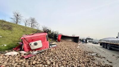 Bursa'nın Yoluçatı Mahallesi'nde bir tırın iki araca çarpması sonucu meydana