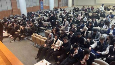 Bursa'da düzenlenen "Bursa Gençlik Merkezleri Çalıştayı"nda yüz öğrenci, Türkiye’nin güncel