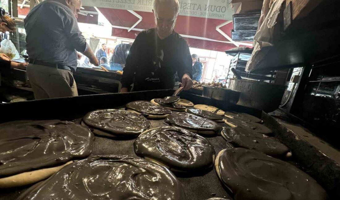 Bursa’da tarihi bir fırında, Güney Amerika'dan gelen siyah susam tahiniyle