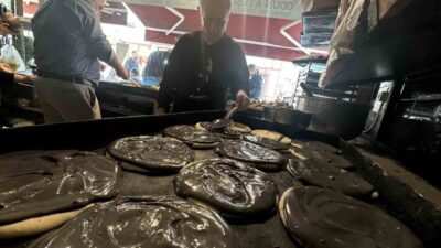 Bursa’da tarihi bir fırında, Güney Amerika'dan gelen siyah susam tahiniyle