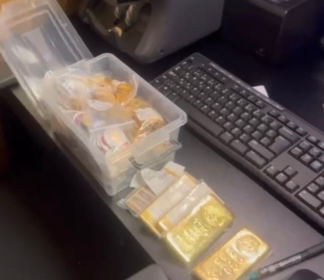 Büyükçekmece Adliyesi’nden Hırsızlık: Zimmet Memurunun Kaçışı ve Çalınan Değerli Eşyalara Dair Detaylar Ortaya Çıktı Büyükçekmece Adliyesi'nde görevli zimmet memuru Erdal T., 1 Aralık 2025'te