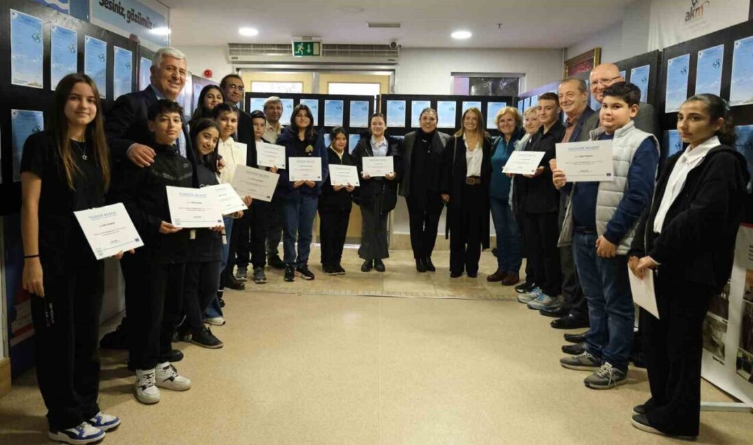 Büyükçekmece'de düzenlenen şiir yarışmasında genç şairler eserlerini sergiledi. Ödül töreninde