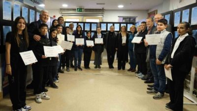 Büyükçekmece'de düzenlenen şiir yarışmasında genç şairler eserlerini sergiledi. Ödül töreninde