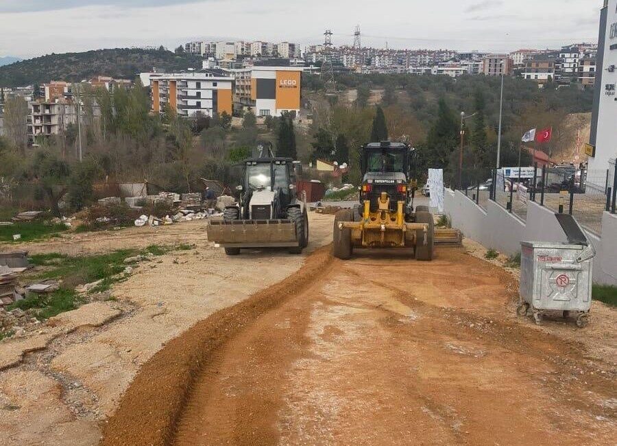 Aydın Büyükşehir Belediyesi, Kuşadası Değirmendere Mahallesi'nde yol yapım çalışmalarına başladı.