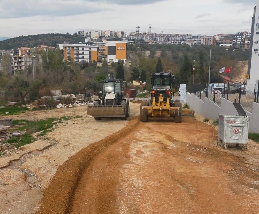 Aydın Büyükşehir Belediyesi, Kuşadası Değirmendere Mahallesi'nde yol yapım çalışmalarına başladı.