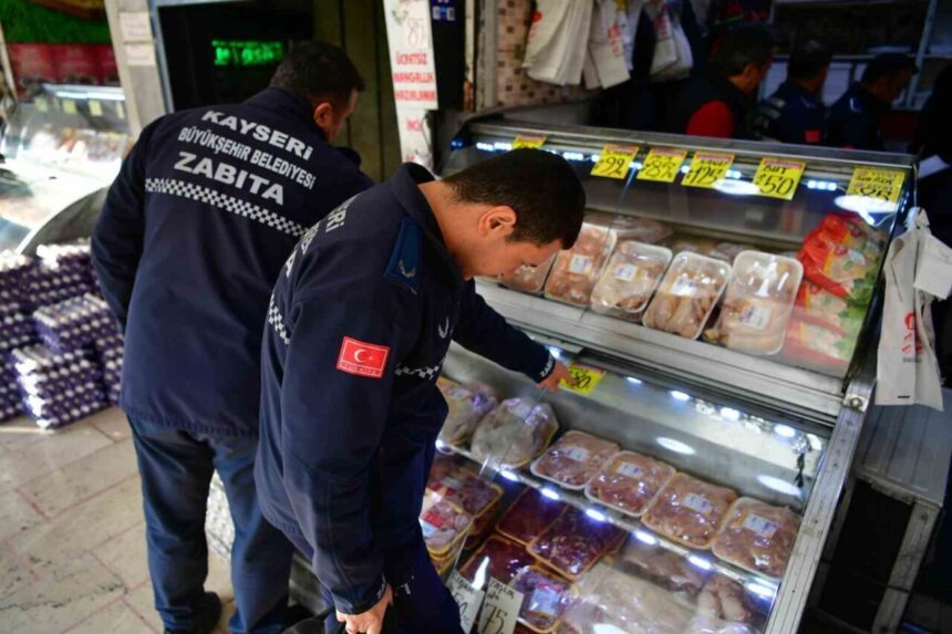 Kayseri Belediyesi Zabıta Ekipleri, Cumhuriyet Meydanı’nda Kanatlı Et Satışı Yapan İşletmelere Denetim Düzenledi.