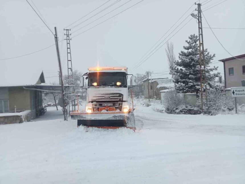 Kayseri’de kar yağışı sonrası Büyükşehir Belediyesi 7 ilçede 61 mahalle yolunu yeniden ulaşıma açtı.