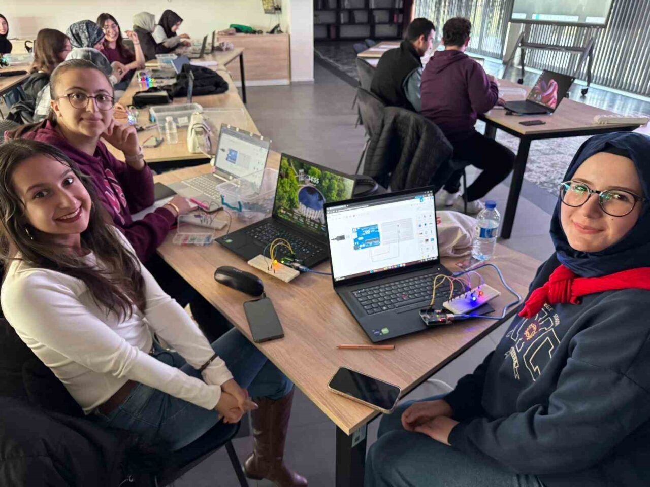 Kayseri Bilişim Akademisi, Kayseri Büyükşehir Belediyesi'nin öncülüğünde ücretsiz bilişim derslerine