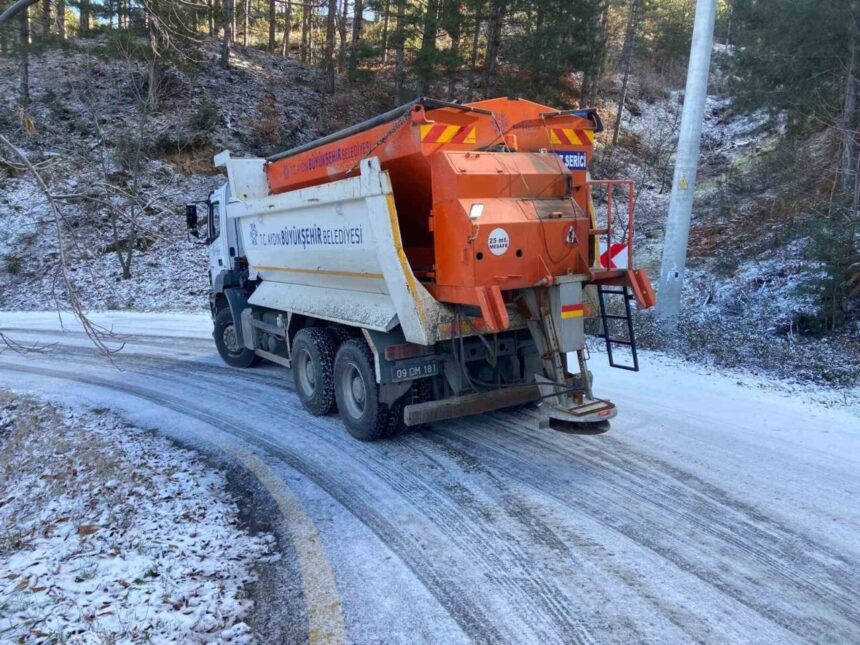 Aydın’da kar yağışının ardından yolların tuzlanması için Büyükşehir Belediyesi ekipleri çalışmalara başladı.