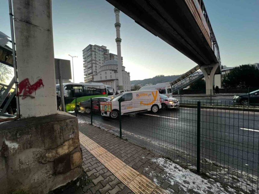 Ereğli’de buzlanma zincirleme trafik kazasına yol açtı, yol bir süre trafiğe kapandı.