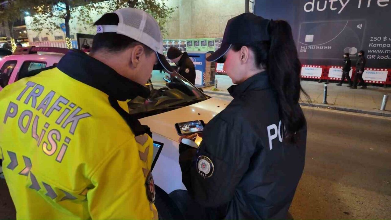 Kadıköy İlçe Emniyet Müdürlüğü, Caddebostan Sahili'nde dron destekli denetimlerde 2.362