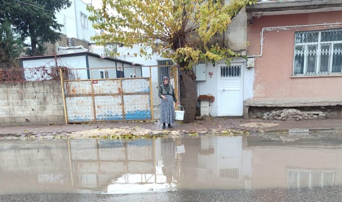 Adıyaman'da etkili yağışlar, Cumhuriyet Mahallesi Hısnımansur Caddesi'nde su birikintilerine neden