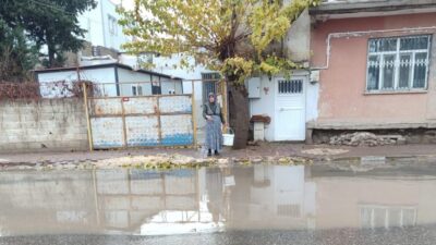 Adıyaman'da etkili yağışlar, Cumhuriyet Mahallesi Hısnımansur Caddesi'nde su birikintilerine neden