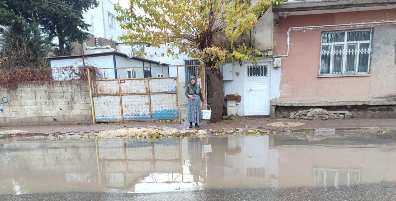 Adıyaman'da etkili yağışlar, Cumhuriyet Mahallesi Hısnımansur Caddesi'nde su birikintilerine neden