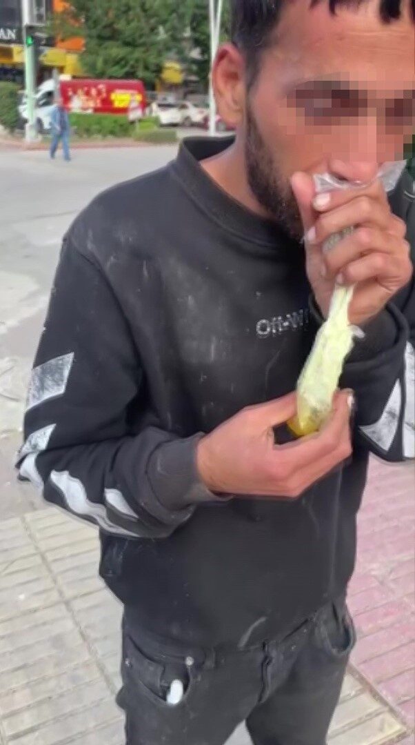 Adana’da Güpegündüz Bali Tüketen Genç, Aniden Kendinden Geçti