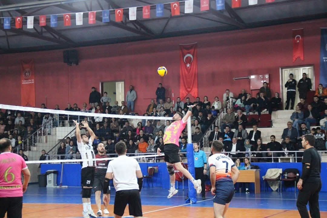 Denizli’nin Çal ilçesinde düzenlenen voleybol turnuvasında erkekler kategorisinde Çal Garası,