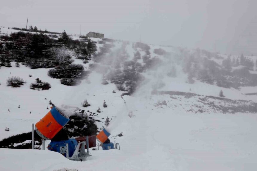 Çambaşı Kayak Merkezi’nde yapay karlama sistemi ile kış sezonu ciddi şekilde uzatılıyor.