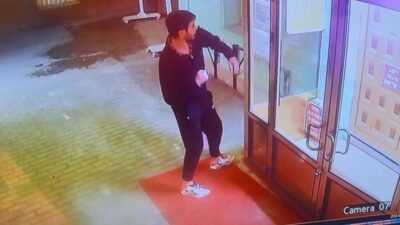 Eskişehir'de bir kişi, Dekovil Camii'nin camlarını yumruklayarak zarar verdi. Güvenlik