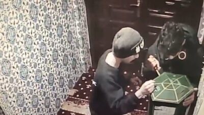 Burdur'daki Mevlana Camisi'nde, bağış kutusunu açmaya çalışan iki hırsızlık şüphelisi