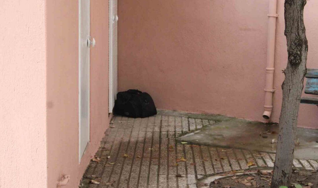 Aydın’da Cami Avlusundaki Şüpheli Çantadan Kıyafet Çıktı, İnceleme Başlatıldı Aydın'ın Efeler ilçesindeki Konaklı Camii'nin avlusunda bulunan şüpheli çanta, vatandaşların