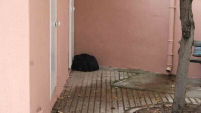 Aydın'ın Efeler ilçesindeki Konaklı Camii'nin avlusunda bulunan şüpheli çanta, vatandaşların