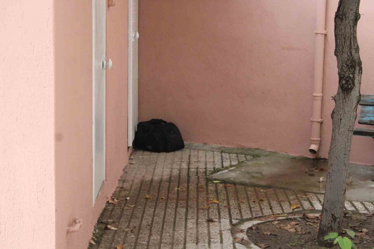 Aydın'ın Efeler ilçesindeki Konaklı Camii'nin avlusunda bulunan şüpheli çanta, vatandaşların