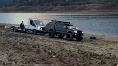 Bolu’da Çamura Saplanan Oto Kurtarma Aracı, Pikap Yardımıyla Kurtarıldı Bolu'nun Gölköy Barajı Göleti'nde çamura saplanan bir oto kurtarma aracı,
