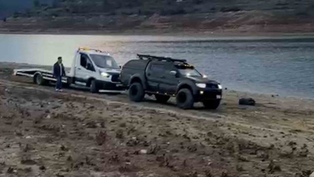 Bolu’da Çamura Saplanan Oto Kurtarma Aracı, Pikap Yardımıyla Kurtarıldı