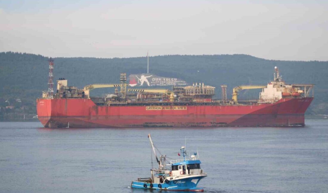 Çanakkale Boğazı'ndan, İngiltere'den Yalova'ya giden 258 metre uzunluğundaki 'GRYPHON A'