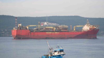 Çanakkale Boğazı'ndan, İngiltere'den Yalova'ya giden 258 metre uzunluğundaki 'GRYPHON A'