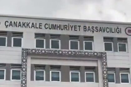 Çanakkale’de gerçekleştirilen operasyonda 10 kaçak göçmen yakalandı, 3 organizatör tutuklandı.
