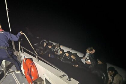Çanakkale Ayvacık’ta Lastik Bot İçindeki 34 Kaçak Göçmen Sahil Güvenlik Ekiplerince Yakalandı