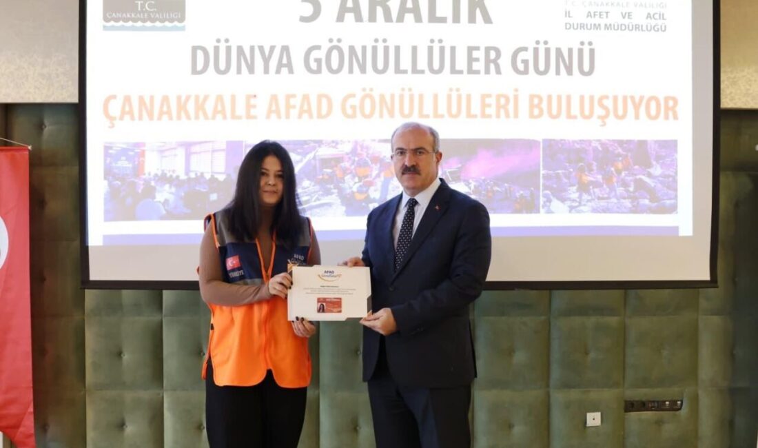 Çanakkale’de AFAD Gönüllülerine Kimlik Kartları Törenle Dağıtıldı Çanakkale'de 5 Aralık Dünya Gönüllüler Günü dolayısıyla düzenlenen törende, AFAD