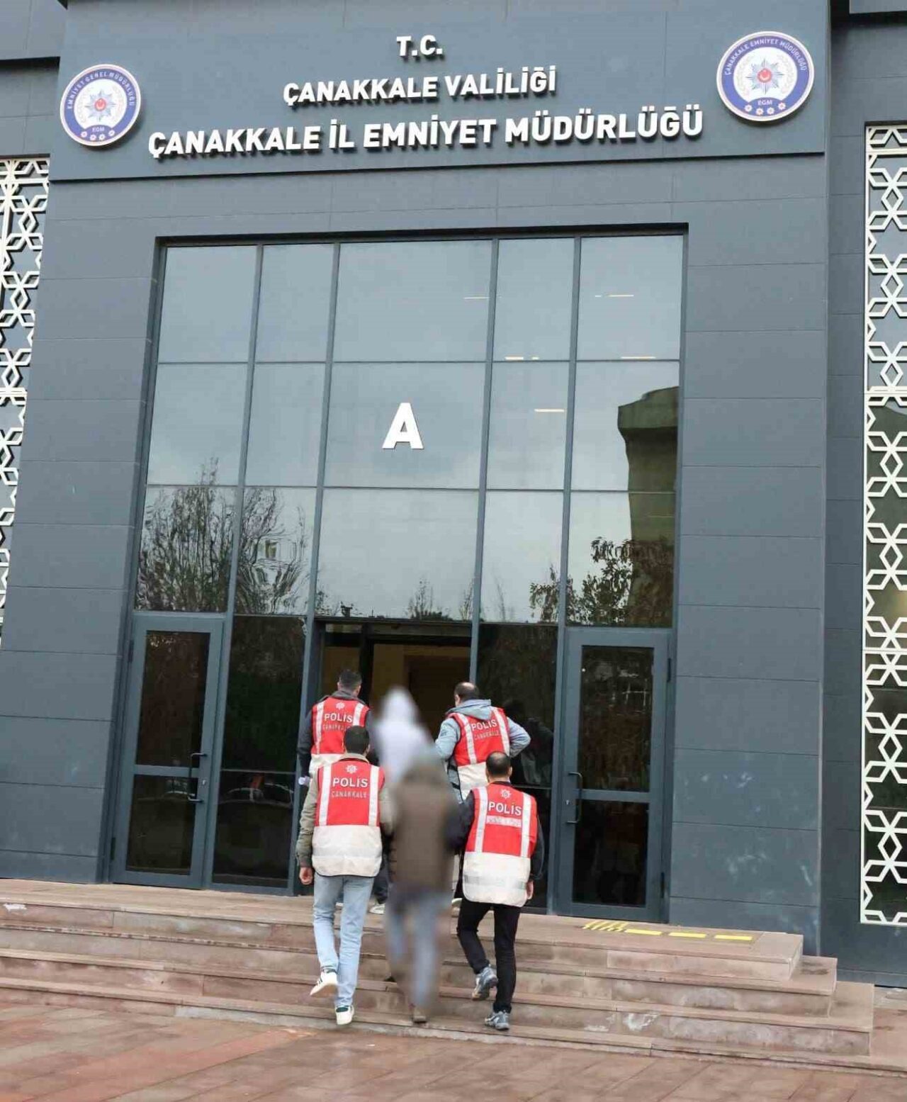 Çanakkale'de kuyumcular çarşısındaki bir dükkan için soygun girişiminde bulunan Y.B.