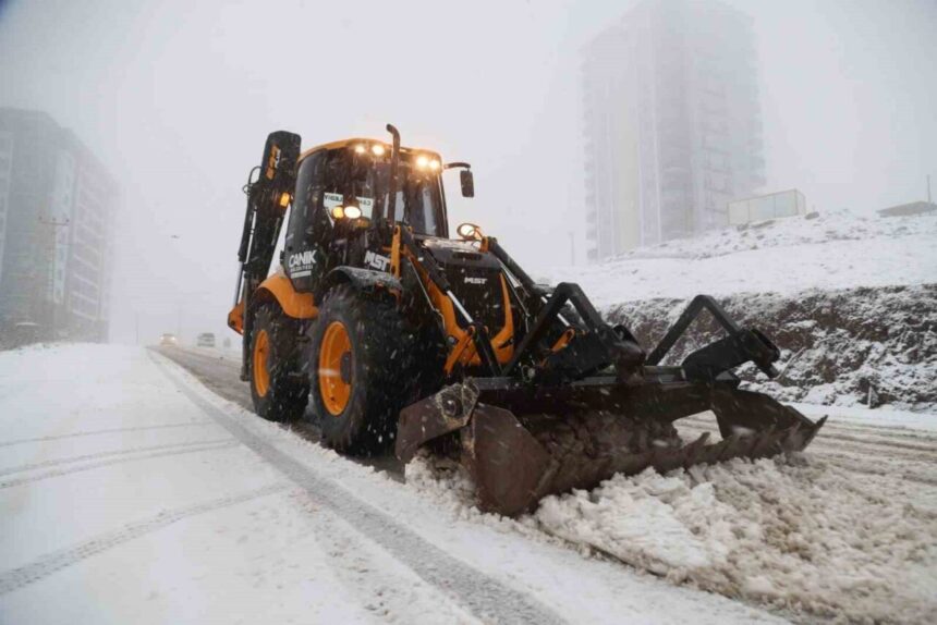 Canik Belediyesi, kar yağışına karşı yoğun bir şekilde sahada çalışmalarını sürdürüyor.