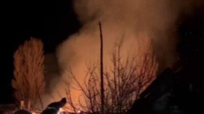 Çankırı’nın Ilgaz ilçesinde bir köyde çıkan yangında iki ev tamamen yanarak kullanılamaz hale geldi. Çankırı'nın Ilgaz ilçesindeki Yukarımeydan köyünde bilinmeyen bir nedenle çıkan yangında